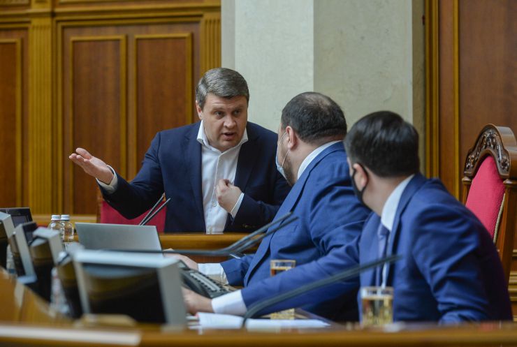 Пленарне засідання Верховної Ради України.

Голова Верховної Ради України Дмитро Разумков відкрив пленарне засідання.
Народні депутати продовжили розглядати правки до законопроекту про внесення змін до Земельного кодексу України та інших законодавчих актів щодо удосконалення системи управління та дерегуляції у сфері земельних відносин №2194. Івченко
